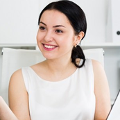 Chị Trang - khách hàng cầm xe Liberty S để đóng tiền học phí cho con.